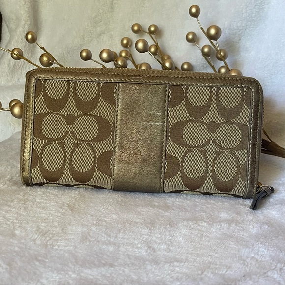 Authentic Coach Zippy wallet - Picture 3 of 9